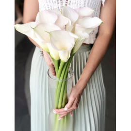 9 белых калл в вазе